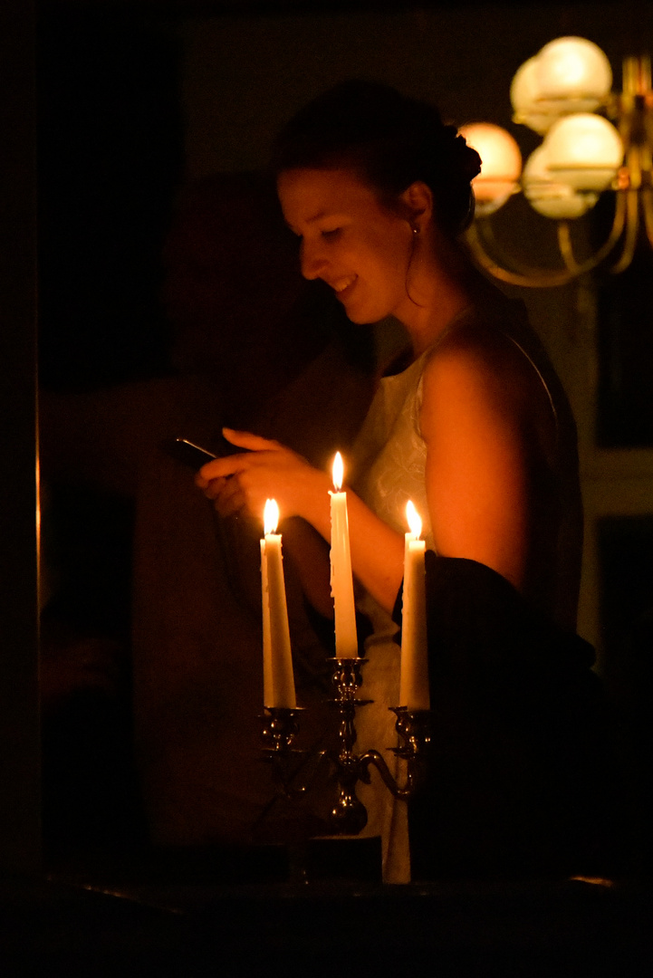 Junge Frau am Fenster (2019)