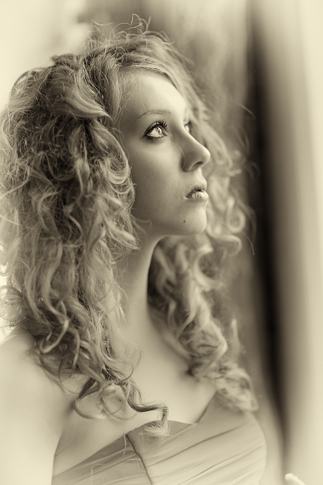 Junge Frau am Fenster. Foto & Bild portrait, portrait