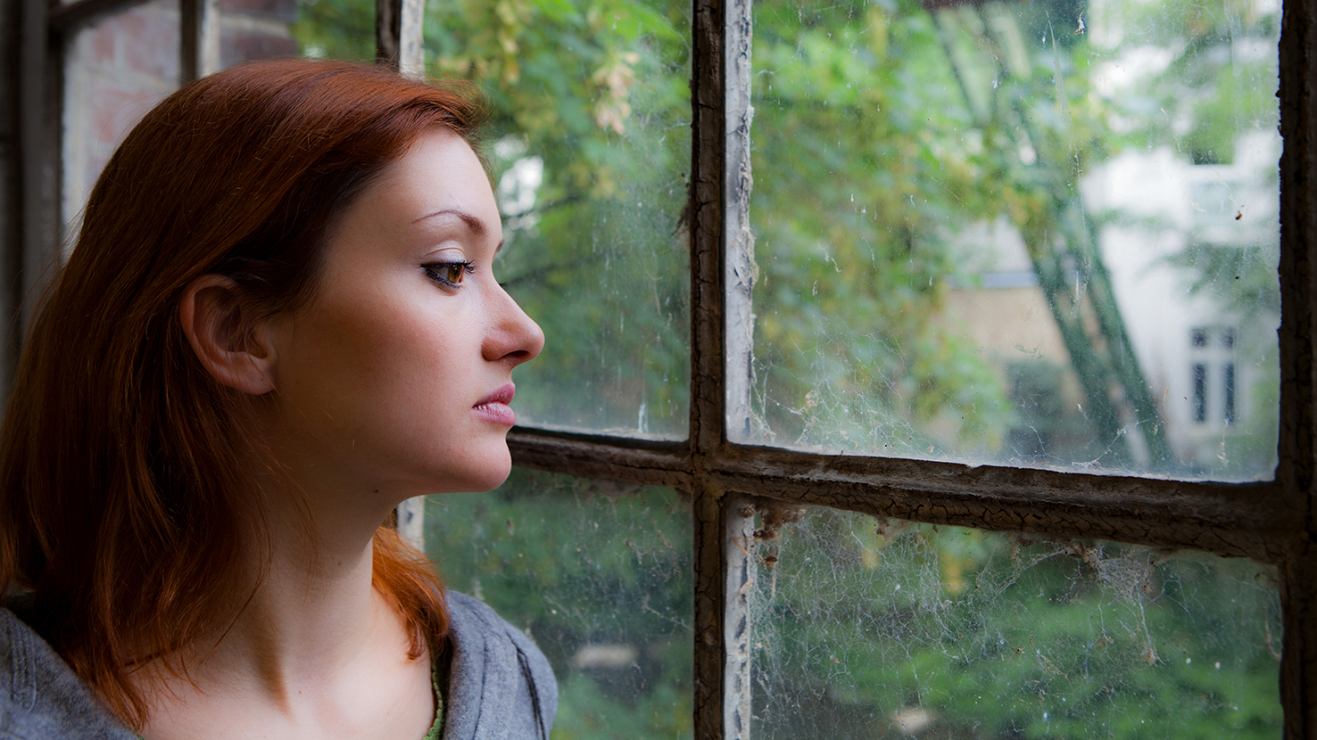 Junge Frau am Fenster (oder Was schwebt da eigentlich