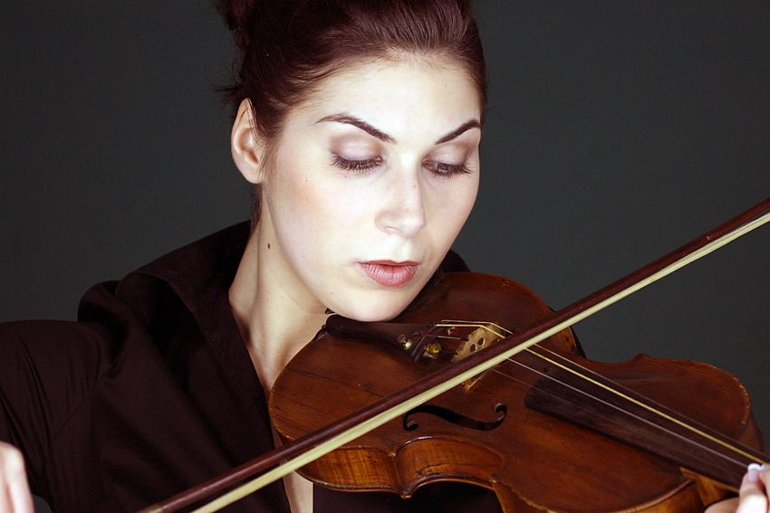 Junge Frau an alter Geige