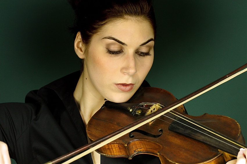 Junge Frau an alter Geige - reload