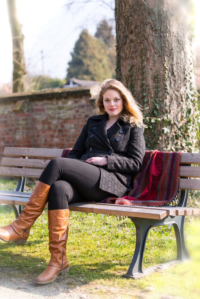 Junge Frau auf der Parkbank. Foto & Bild | park, sommer ...