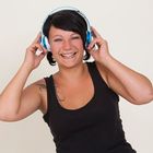 Junge Frau beim Musikhören im Fotostudio