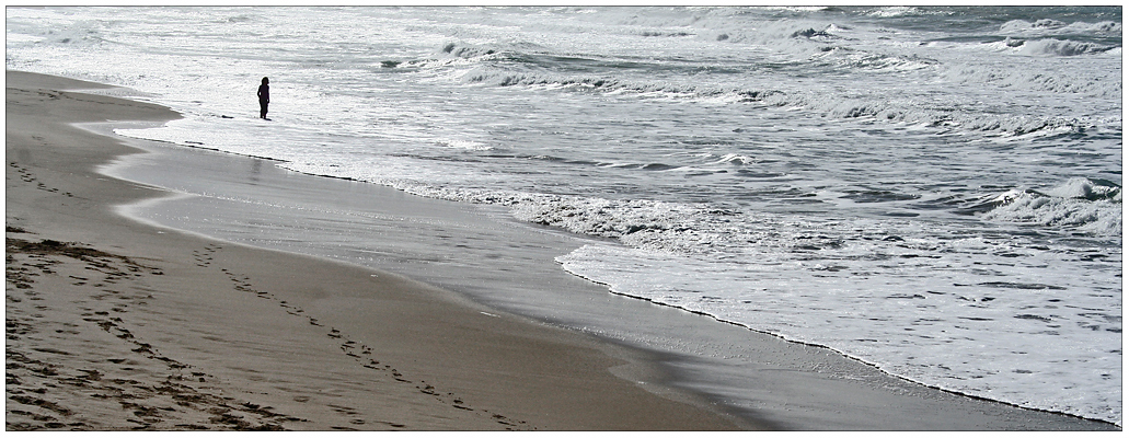 Junge Frau im Meer