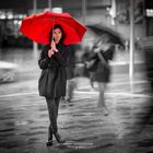 Junge Frau im Regen