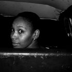 junge Frau im Taxi