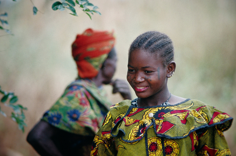 Junge Frau in einem kleinen Dorf in Benin