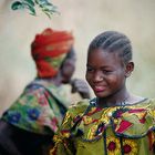 Junge Frau in einem kleinen Dorf in Benin