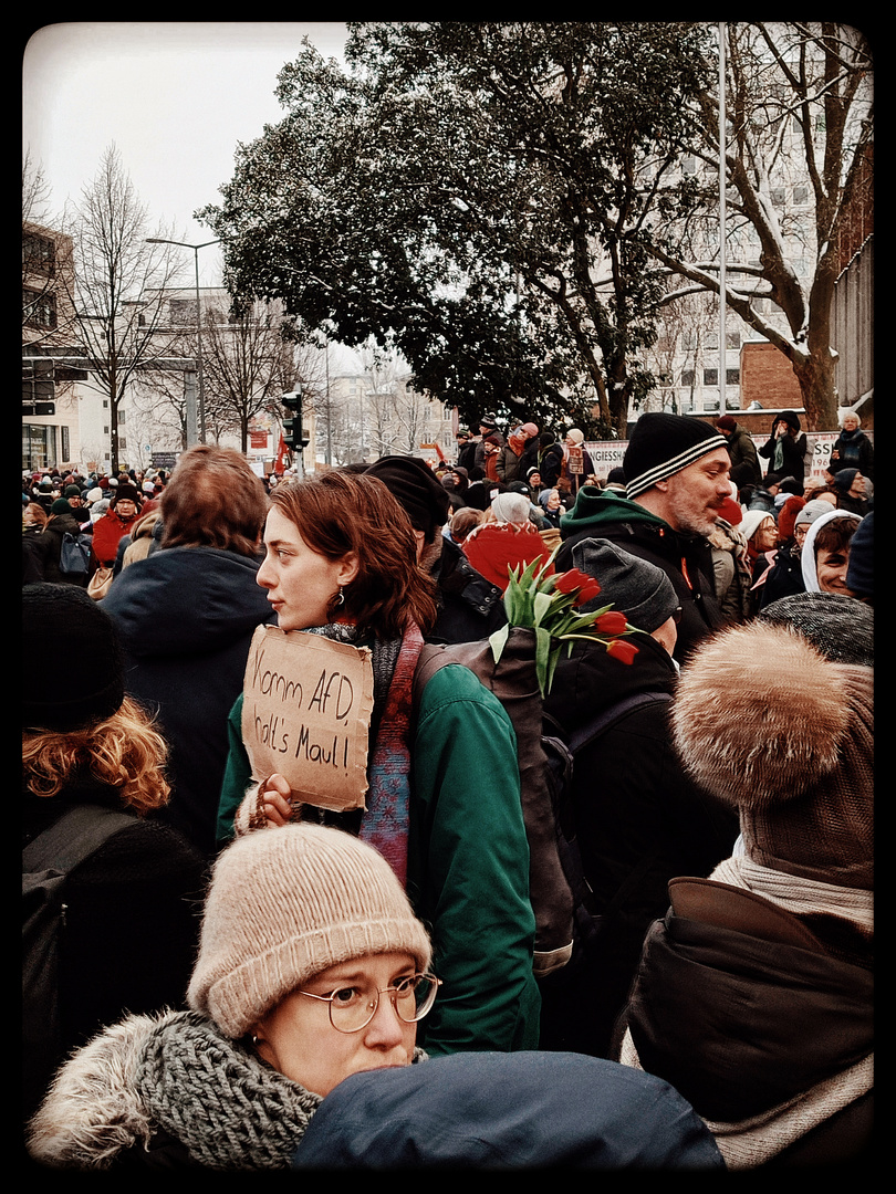 Junge Frau mit Blumen 