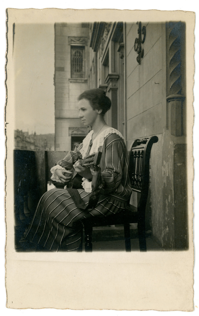 Junge Frau mit Gitarre, Portrait um 1930