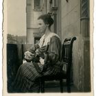 Junge Frau mit Gitarre, Portrait um 1930