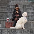Junge Frau mit Hund