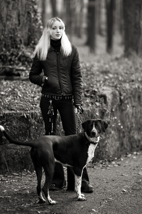 junge frau mit hund