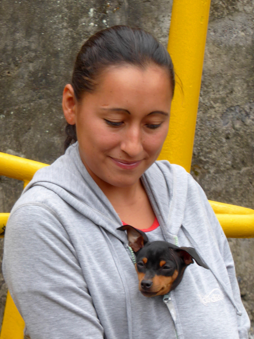 Junge Frau mit Hund in Ecuador