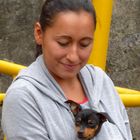 Junge Frau mit Hund in Ecuador