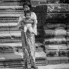 Junge Frau mit Kind in Angkor Wat