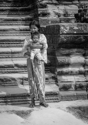 Junge Frau mit Kind in Angkor Wat