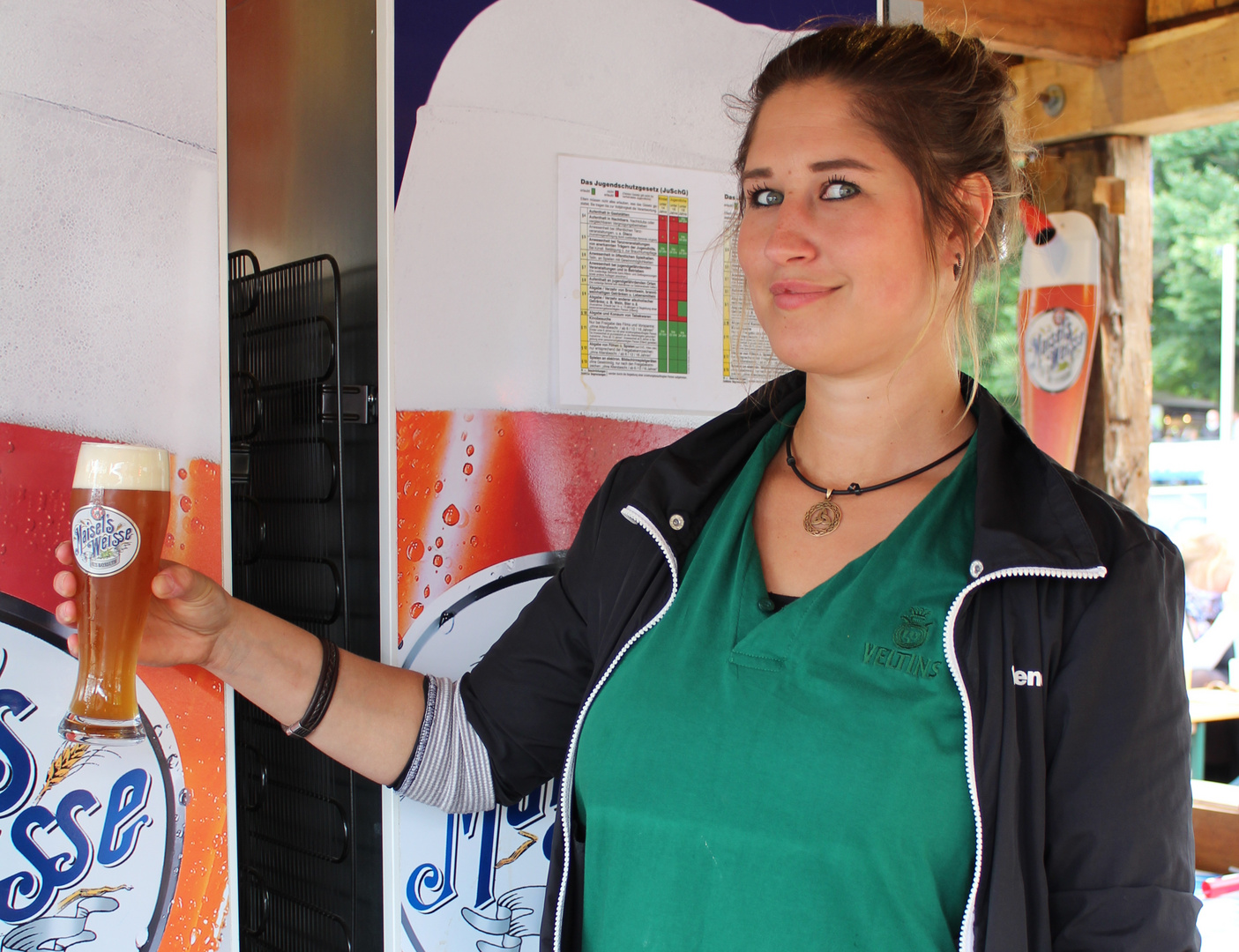 Junge Frau mit Weizenbier