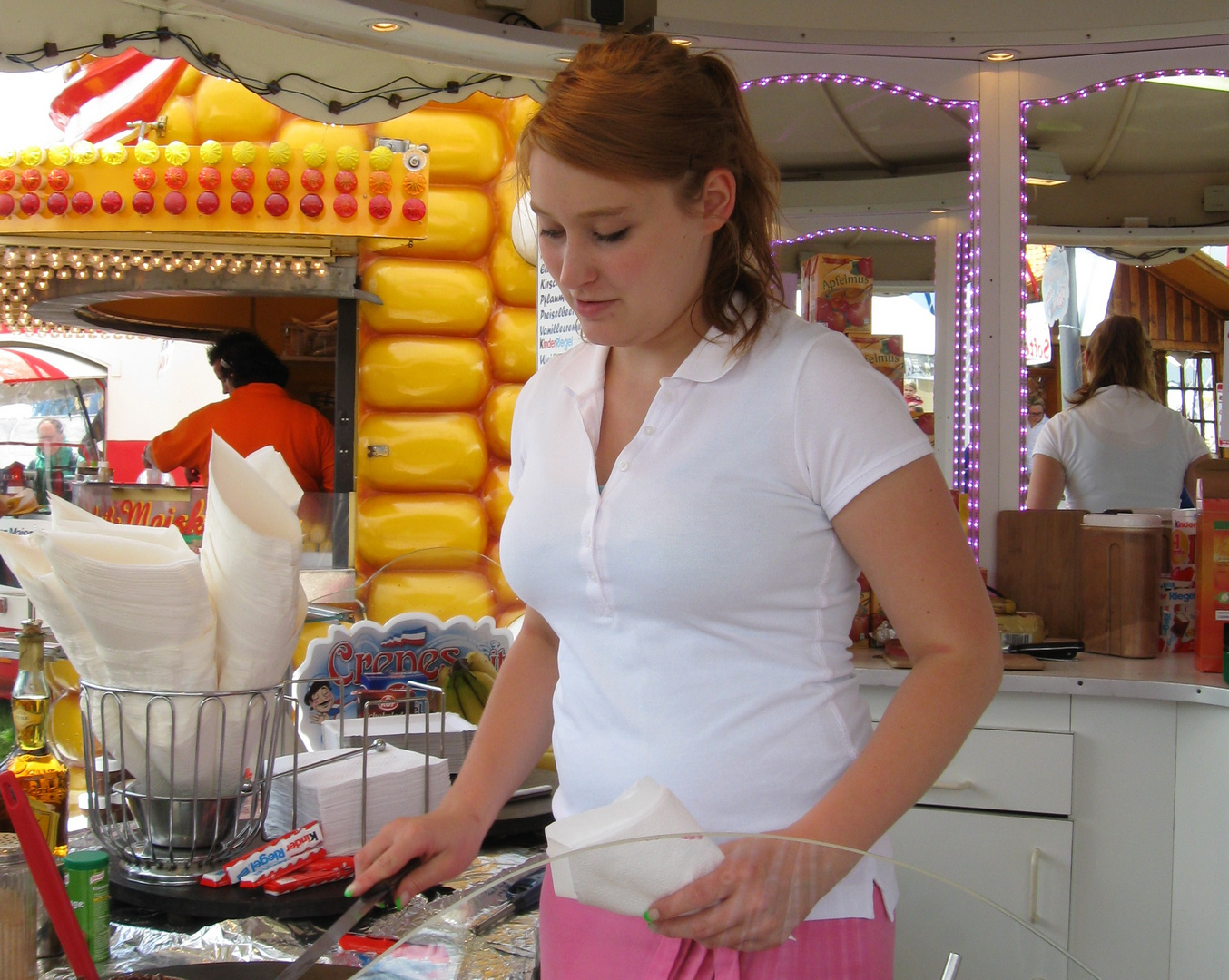 Junge Frau verkauft Crêpes