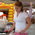 Junge Frau verkauft Crêpes