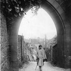 Junge Frau vor Torbogen in Miltenberg/Odenwald. ca. 1930