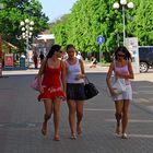 Junge Frauen auf dem Wege zum Strand