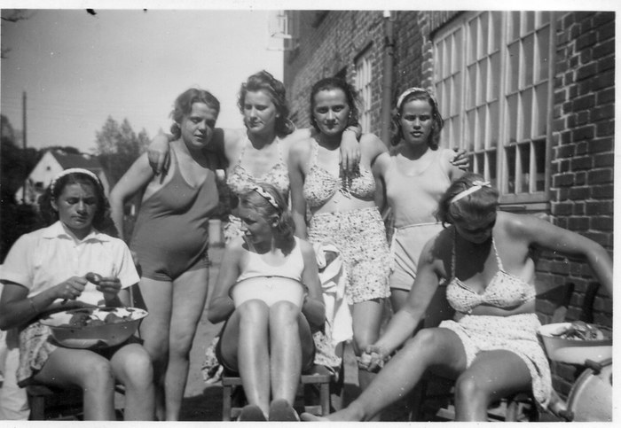Junge Frauen beim Kartoffelschälen-1936
