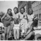 Junge Frauen beim Kartoffelschälen-1936