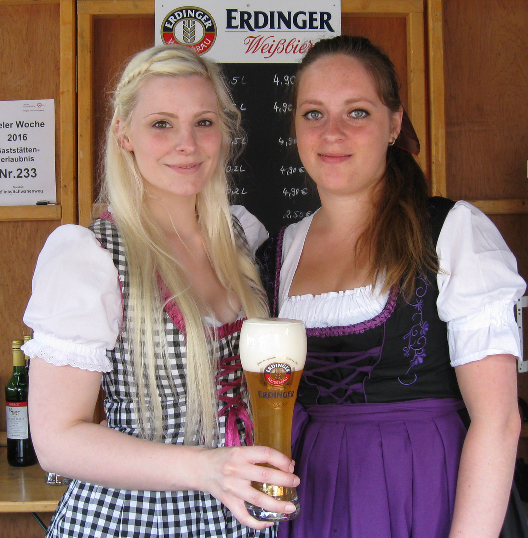 Junge Frauen im hübschen Dirndl