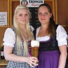 Junge Frauen im hübschen Dirndl