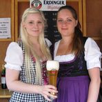 Junge Frauen im hübschen Dirndl