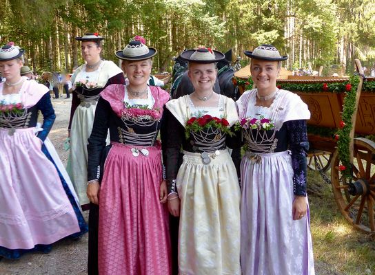 Junge Frauen in festlicher Tracht