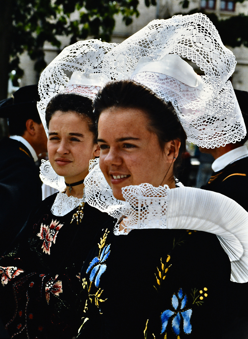 junge Frauen in Tracht