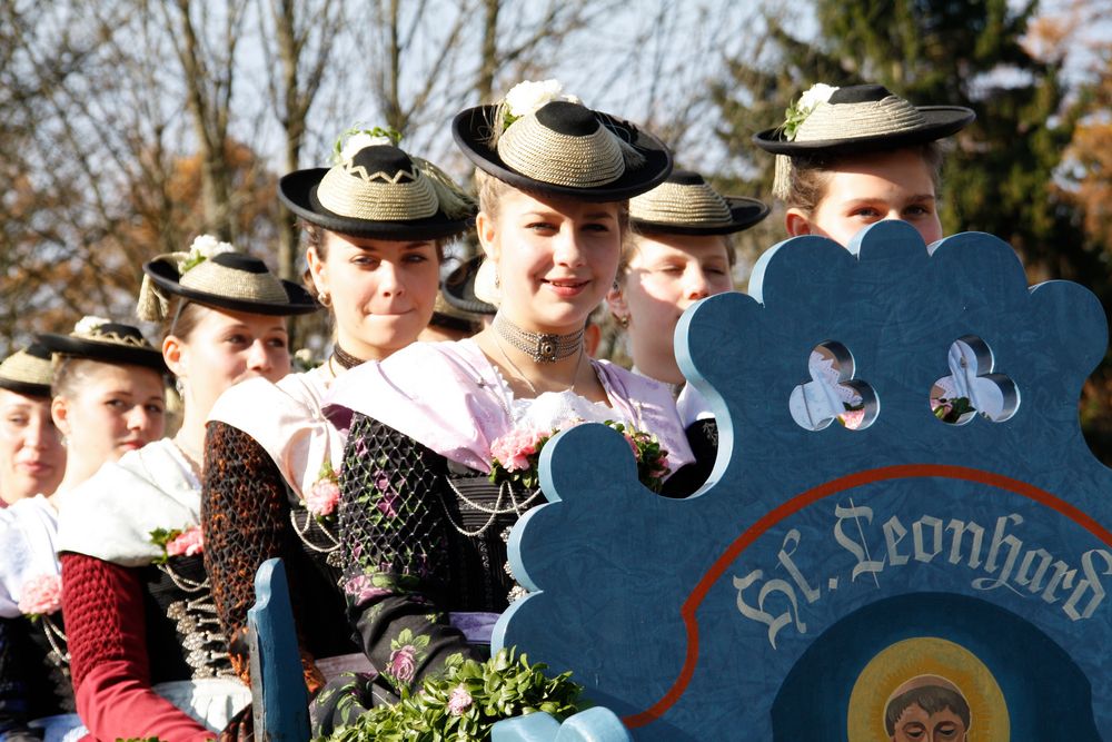 Junge Frauen in Tracht