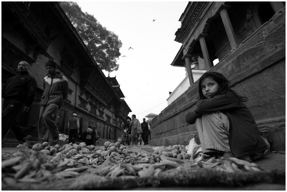 Junge Gemüsehändlerin am Durbar Square, dem Platz der Könige, Altstadt von Kathmandu, Nepal