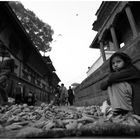 Junge Gemüsehändlerin am Durbar Square, dem Platz der Könige, Altstadt von Kathmandu, Nepal