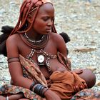 Junge Himba mit Säugling