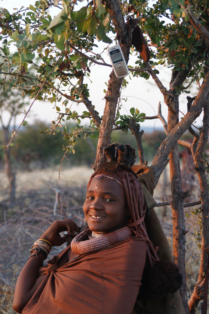 Junge Himba und die moderne Kommunikation