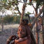 Junge Himba und die moderne Kommunikation