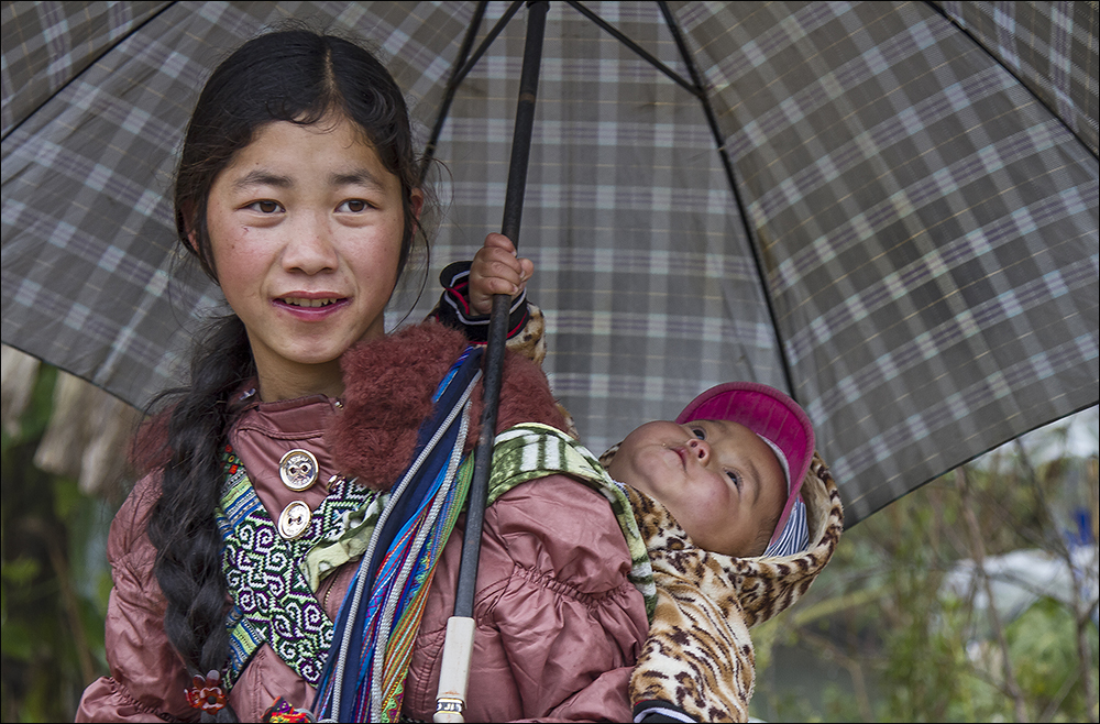 junge Hmong Frau mit Kind