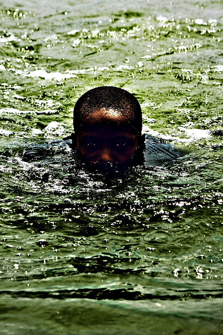 Junge im Wasser