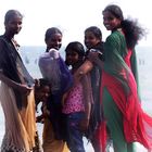 Junge Inderinnen am Strand von Pondicherry