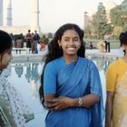 junge Inderinnen am Taj Mahal