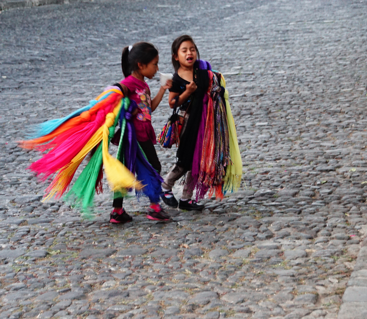 Junge Indigena - Verkäuferinnen in Antigua Guatemala