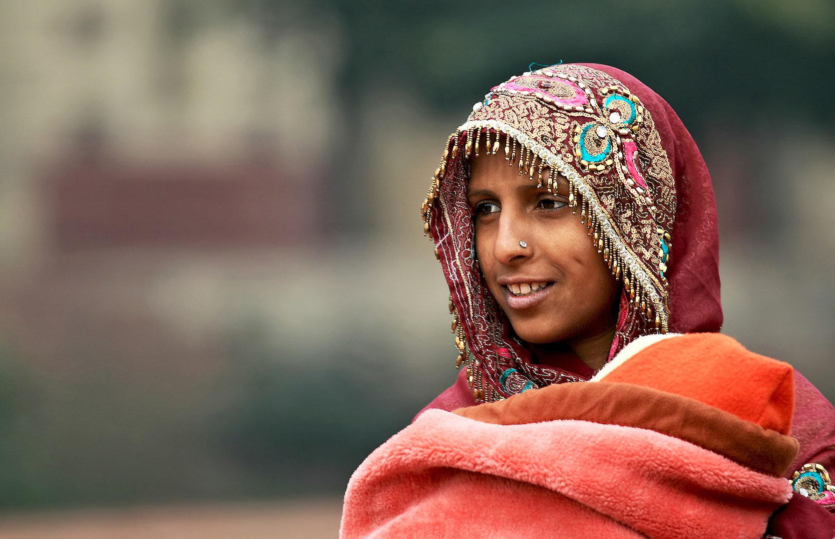 junge indische Mama, strahlend glücklich