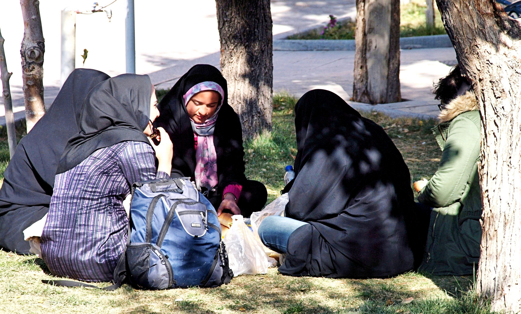 Junge Iranerinnen machen Picknick