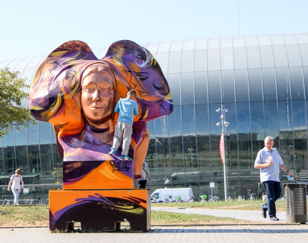 Junge klettert auf Statue S-18 Sep16