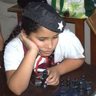 Junge Kubanerin bei Schach spielen