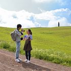 Junge Leute aus fernen Ländern auf Foto-Safari in der Toscana