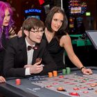 Junge Leute hoffen auf ihr Glück im Casino